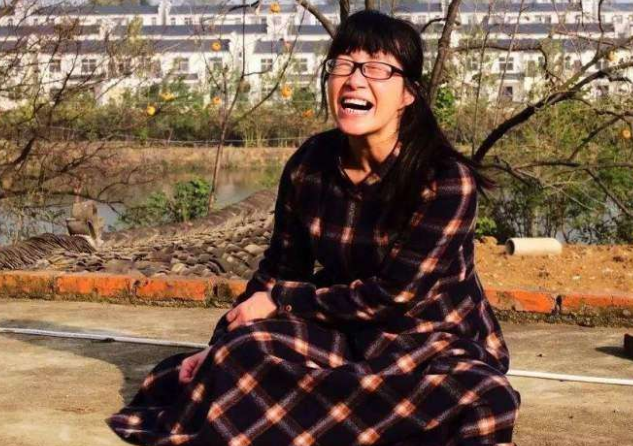 余秀华|余秀华写给冯小刚的情诗，形式独特，语言高度简洁，堪称一绝