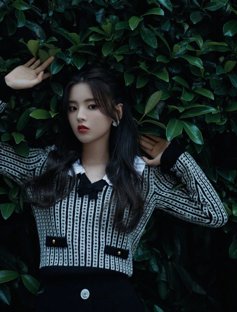 杨超越miumiu秀场甜美复古