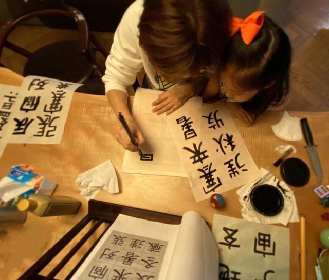 孙俪|孙俪晒母女练字照，称赞小花心很静，透露妹妹为写不好而哭泣难眠