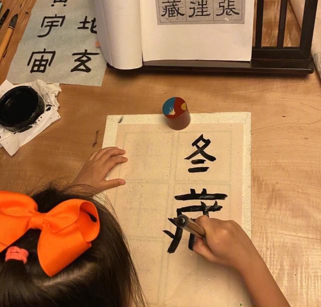 孙俪|孙俪晒母女练字照，称赞小花心很静，透露妹妹为写不好而哭泣难眠