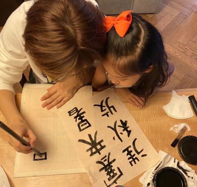孙俪|孙俪晒母女练字照，称赞小花心很静，透露妹妹为写不好而哭泣难眠