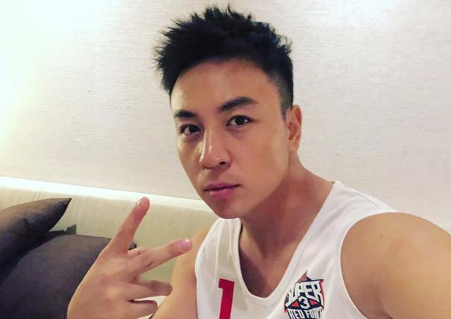 32岁释小龙现状:人气锐减却住豪宅开游艇,客厅整面墙放满球鞋