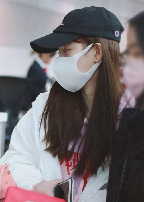 张天爱|不知可乐滋味张天爱pk天生茂密秀发鞠婧祎，到底谁更假，更做作