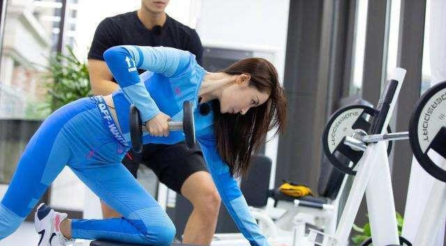 张天爱|不知可乐滋味张天爱pk天生茂密秀发鞠婧祎，到底谁更假，更做作