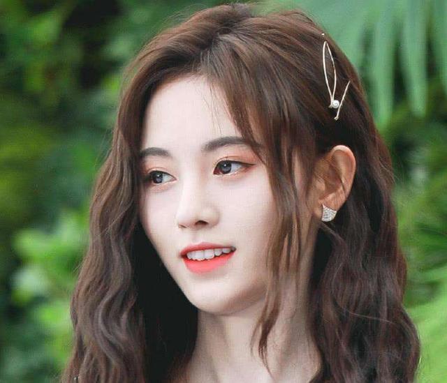 张天爱|不知可乐滋味张天爱pk天生茂密秀发鞠婧祎，到底谁更假，更做作