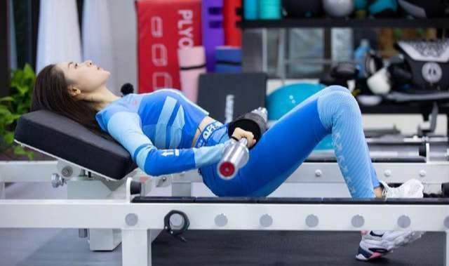 张天爱|不知可乐滋味张天爱pk天生茂密秀发鞠婧祎，到底谁更假，更做作