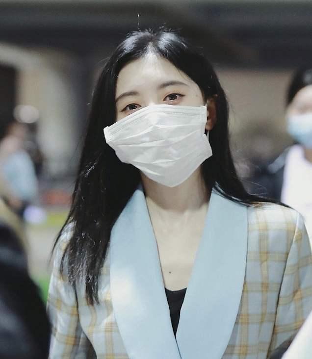 张天爱|不知可乐滋味张天爱pk天生茂密秀发鞠婧祎，到底谁更假，更做作