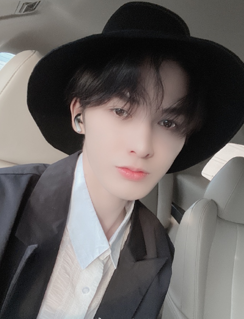 朱正廷晒超仙气自拍磨皮滤镜太严重如精致娃娃被吐槽像女孩