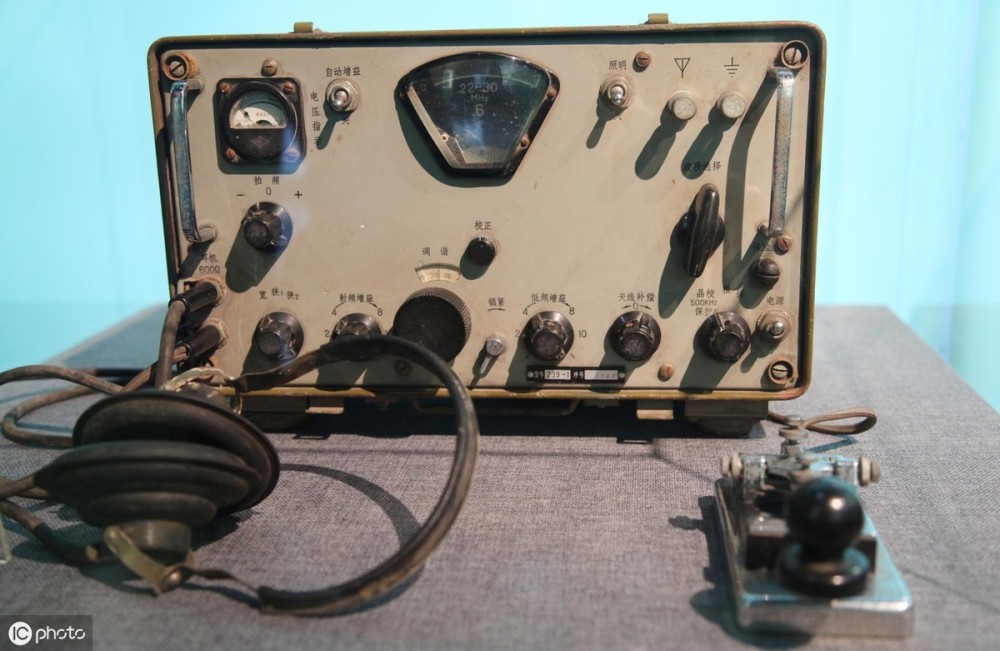 为了证明间谍的身分,她告诉查理中尉,在她住所的浴缸下面有一台发报机