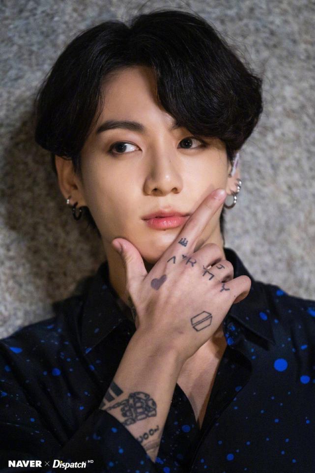 bts金泰亨晒照侧颜完美吐舌头咬唇让人心空田柾国花臂曝光纹身有含义