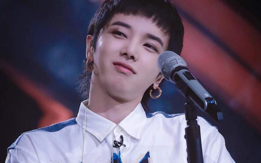 华晨宇|华晨宇近照内眼角变尖鼻梁高，斜刘海造型撞脸张根硕，是P图太猛还是整容？