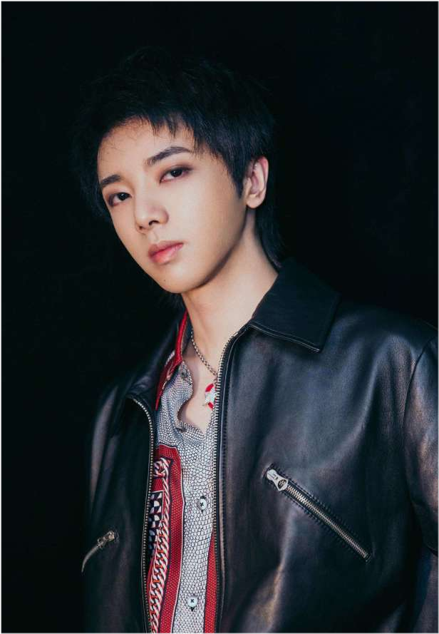 华晨宇|华晨宇近照内眼角变尖鼻梁高，斜刘海造型撞脸张根硕，是P图太猛还是整容？