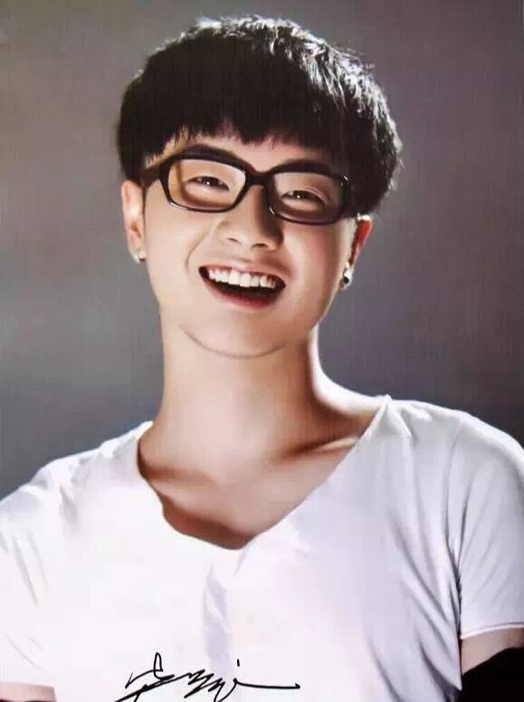 华晨宇|华晨宇近照内眼角变尖鼻梁高，斜刘海造型撞脸张根硕，是P图太猛还是整容？