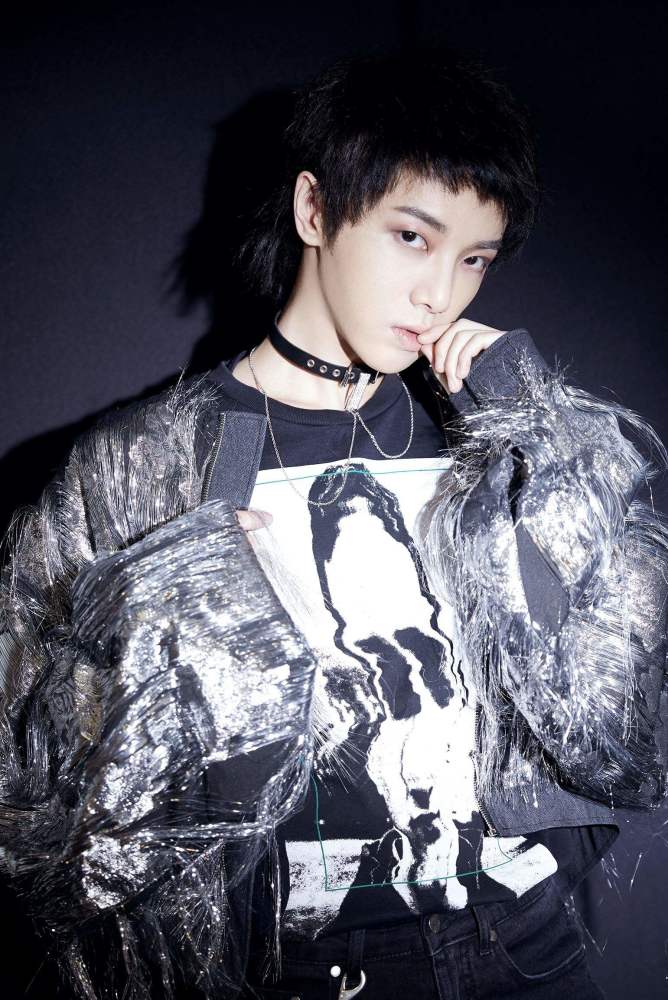 华晨宇|华晨宇近照内眼角变尖鼻梁高，斜刘海造型撞脸张根硕，是P图太猛还是整容？