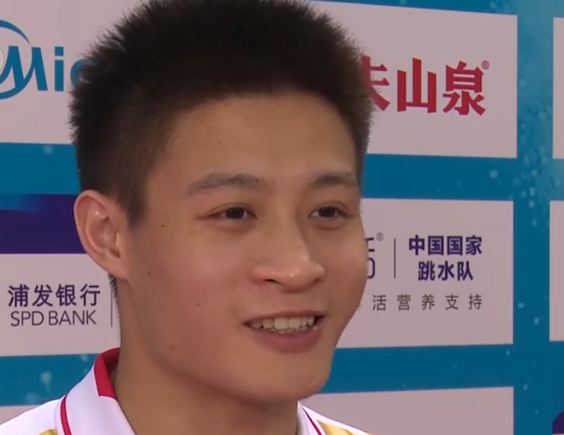 在颁奖结束后,杨健与曹缘主动向练俊杰靠拢,露出了开心的微笑.