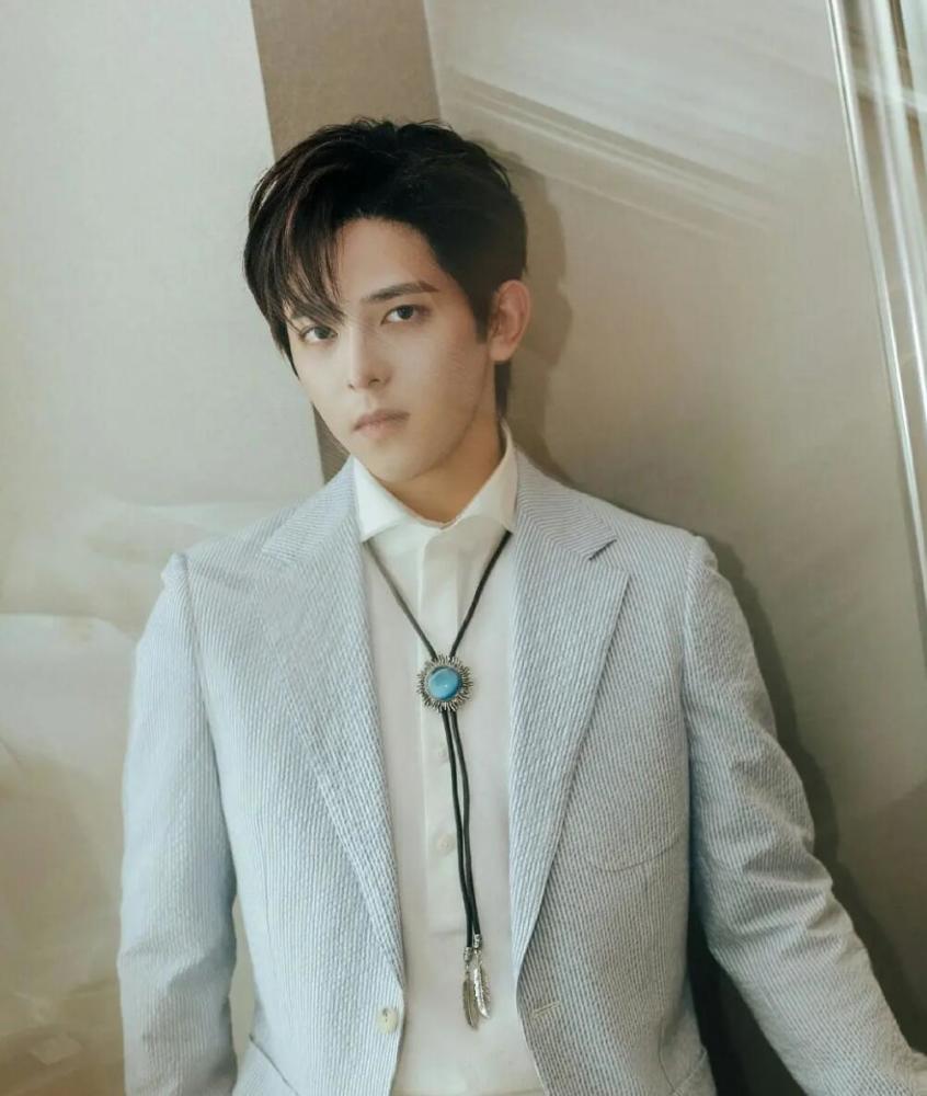 华晨宇|华晨宇近照内眼角变尖鼻梁高，斜刘海造型撞脸张根硕，是P图太猛还是整容？