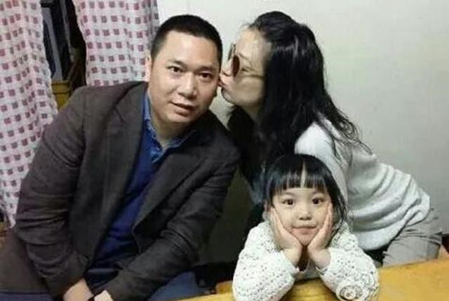 赵薇21岁继子恋情曝光和女友过浪漫2人世界餐厅吃饭出手阔绰