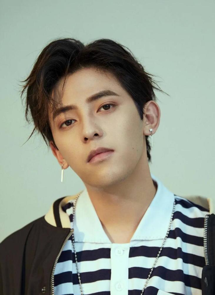 华晨宇|华晨宇近照内眼角变尖鼻梁高，斜刘海造型撞脸张根硕，是P图太猛还是整容？