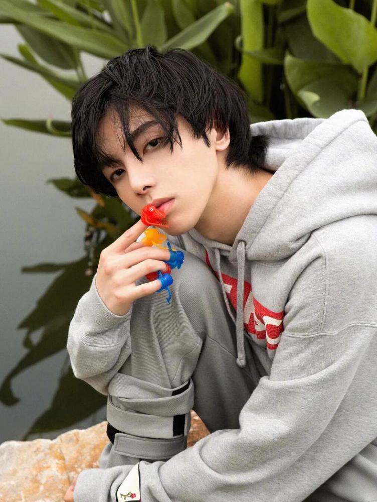 华晨宇|华晨宇近照内眼角变尖鼻梁高，斜刘海造型撞脸张根硕，是P图太猛还是整容？