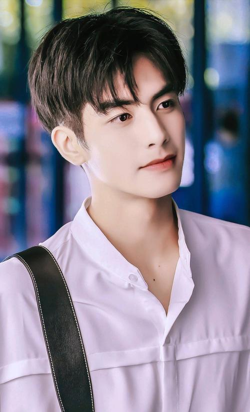 华晨宇|华晨宇近照内眼角变尖鼻梁高，斜刘海造型撞脸张根硕，是P图太猛还是整容？