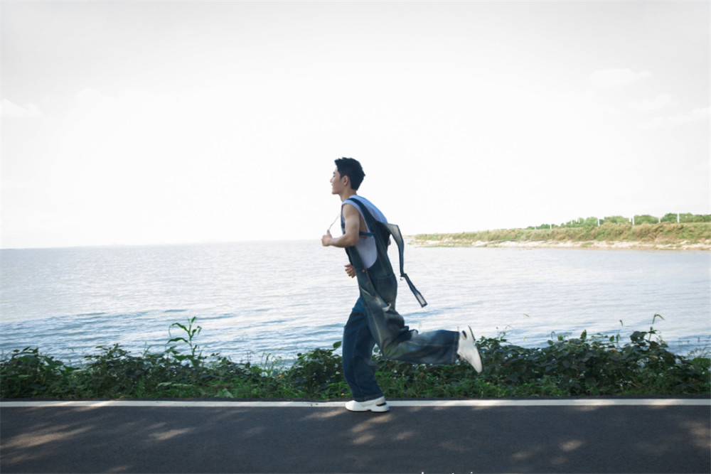 肖战|给肖战送生日祝福的明星很多，为何独独配音演员受到指责？