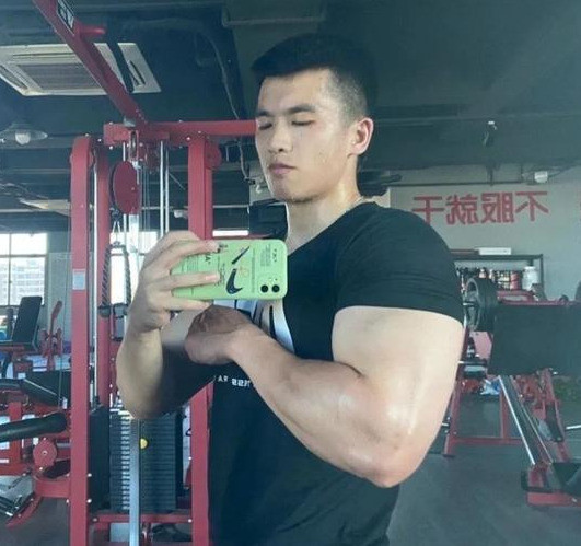 小毛睿杰森平时最喜欢各种弯举了喜欢胳膊充血后的感觉@ a肥胖男孩