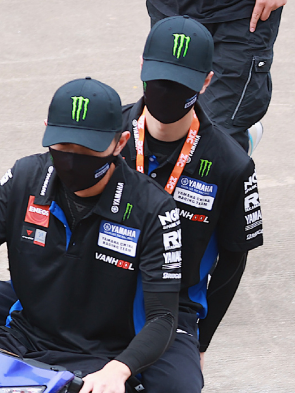 王一博|王一博赛车照遭“疯传”，一身黑衣炫酷十足，不愧是男神本尊！