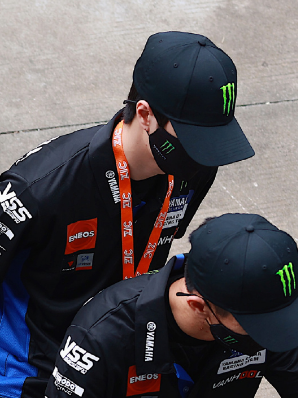 王一博|王一博赛车照遭“疯传”，一身黑衣炫酷十足，不愧是男神本尊！