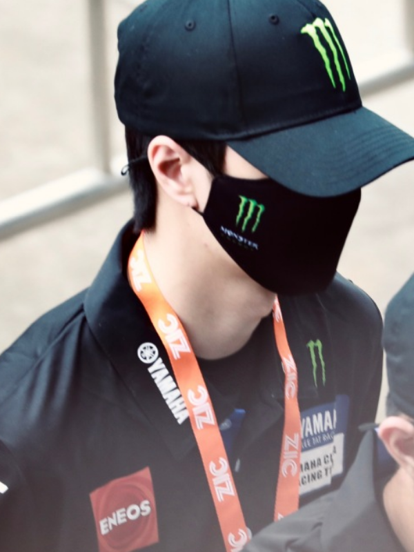 王一博|王一博赛车照遭“疯传”，一身黑衣炫酷十足，不愧是男神本尊！