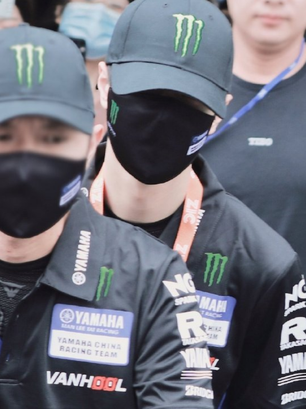 王一博|王一博赛车照遭“疯传”，一身黑衣炫酷十足，不愧是男神本尊！