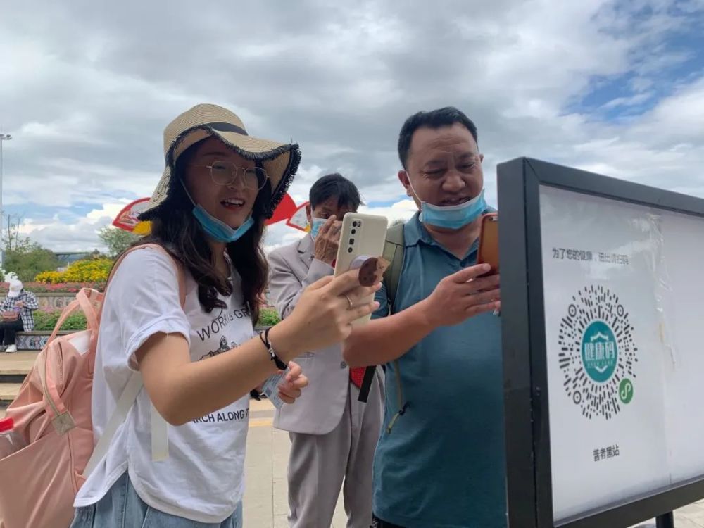 "双节"迎来4万游客打卡青丘 测温,扫码成标配