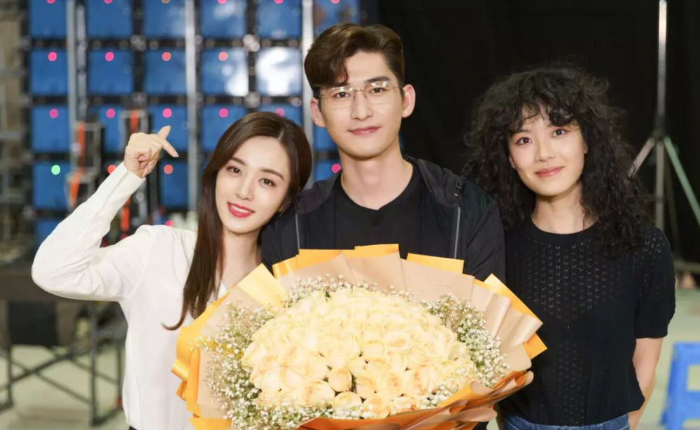 张翰|张翰和王晓晨合影火了，手捧鲜花动作亲昵，满屏都是幸福感