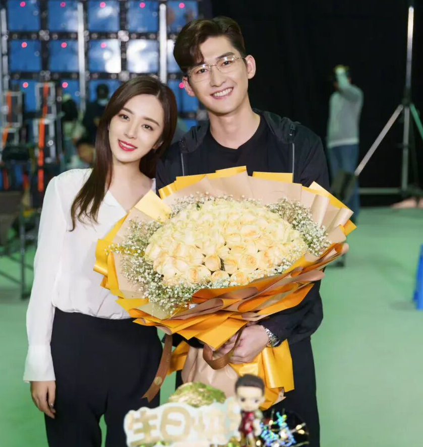 张翰|张翰和王晓晨合影火了，手捧鲜花动作亲昵，满屏都是幸福感