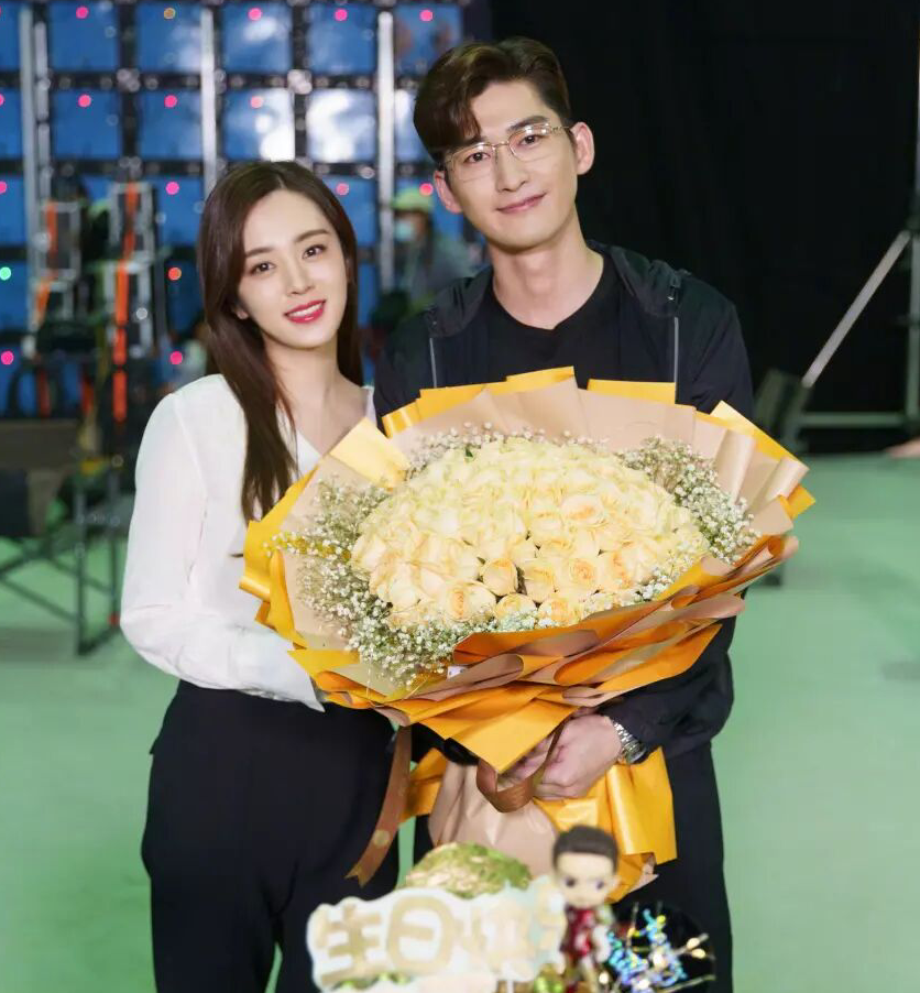 张翰|张翰和王晓晨合影火了，手捧鲜花动作亲昵，满屏都是幸福感