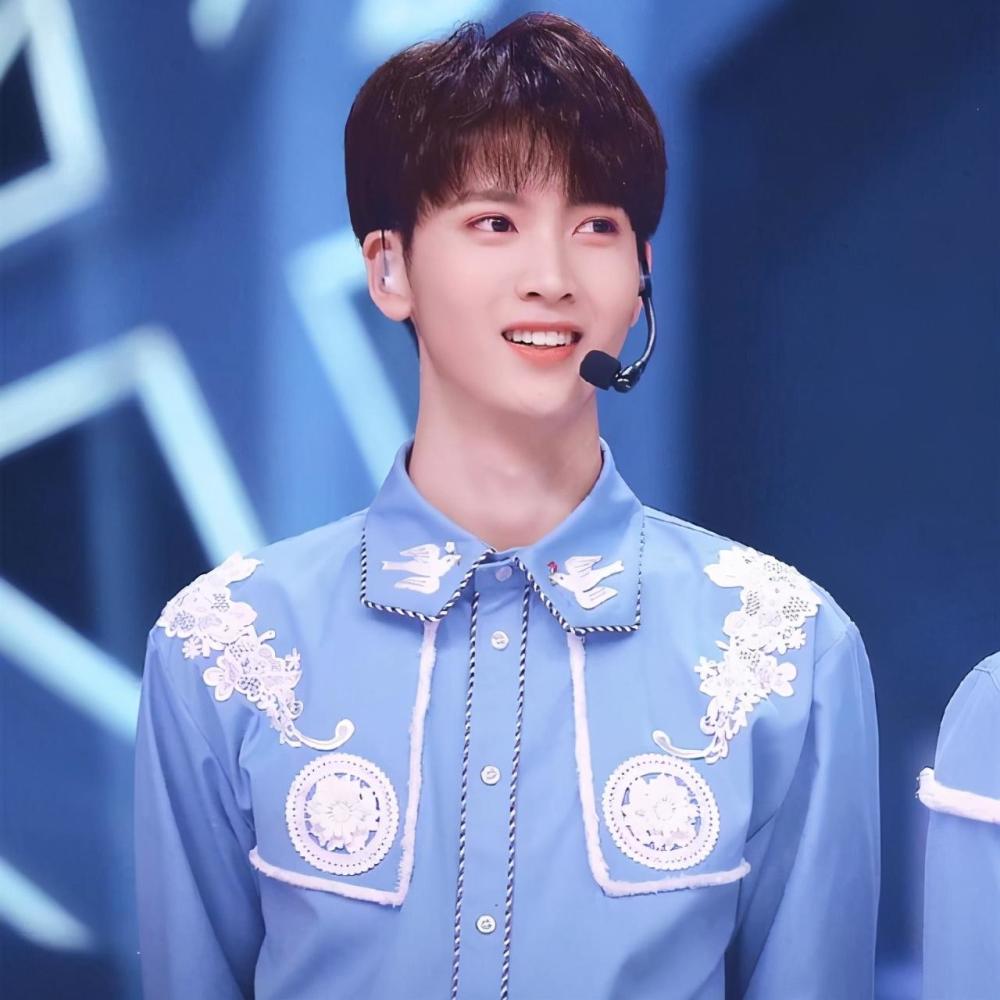 陈宥维|陈宥维因粉丝喊不行就拒绝与女演员拥抱，赵薇直接翻白眼