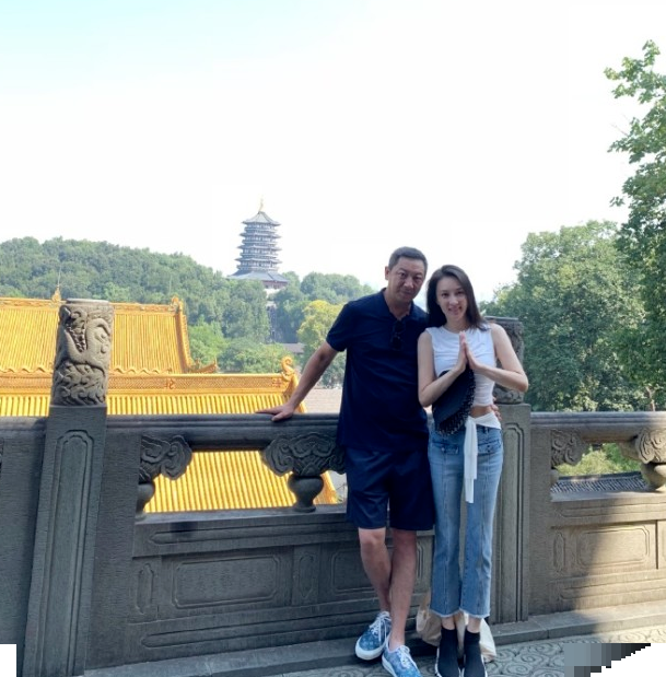 夫妻合照中,乐珈彤被老公朱锐揽入怀中,恩爱十足,是嫁给爱情的人了