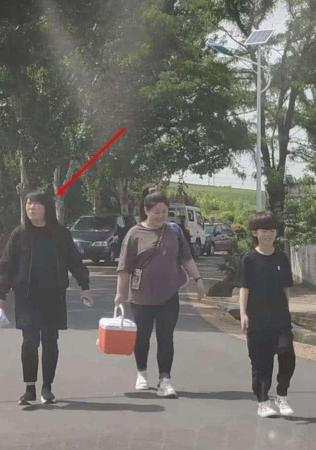 赵本山|赵本山41岁长女近照，身材富态苦尽甘来，亲弟去世后侍母至孝