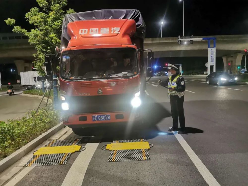 常熟交警以夜間和凌晨為重點時段,以工程運輸車,危化品車,客運車輛為