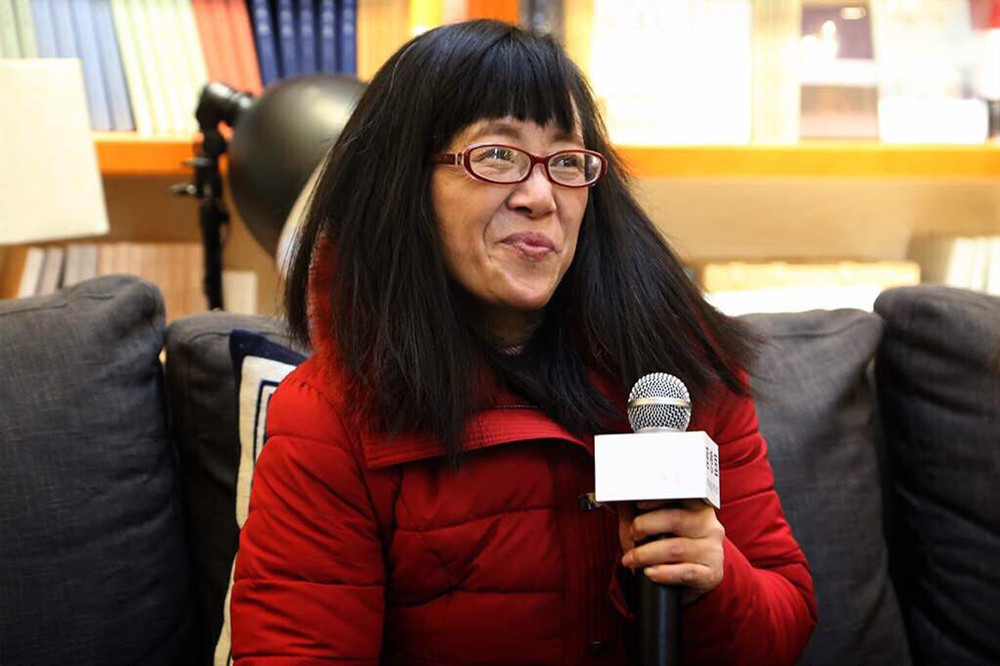 余秀华|余秀华给男明星写情诗惹争议，被批“女流氓”，网友：不好意思读