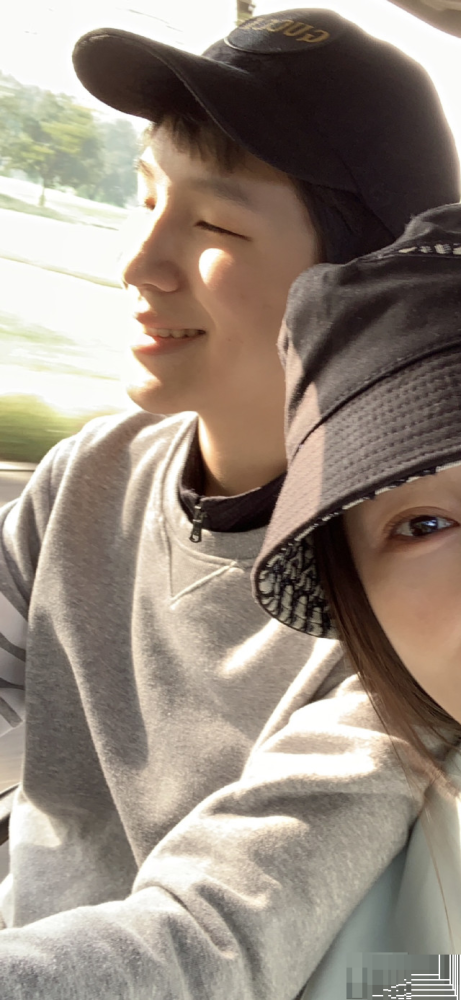 乐珈彤|“梦萍”乐珈彤罕晒俩儿子，老大长成万人迷，大长腿五官帅气像妈妈