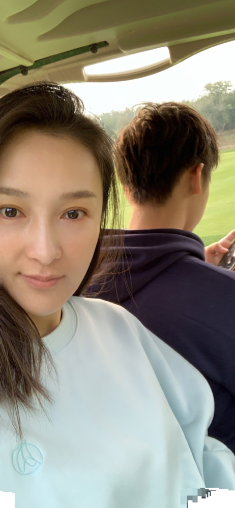 乐珈彤|“梦萍”乐珈彤罕晒俩儿子，老大长成万人迷，大长腿五官帅气像妈妈