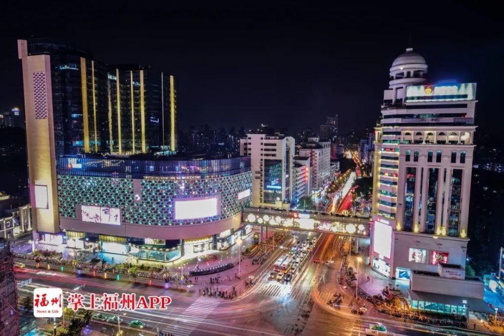 福州商贸大厦只能孤零零的充当着背景墙的角色大家都在期待着有一天这