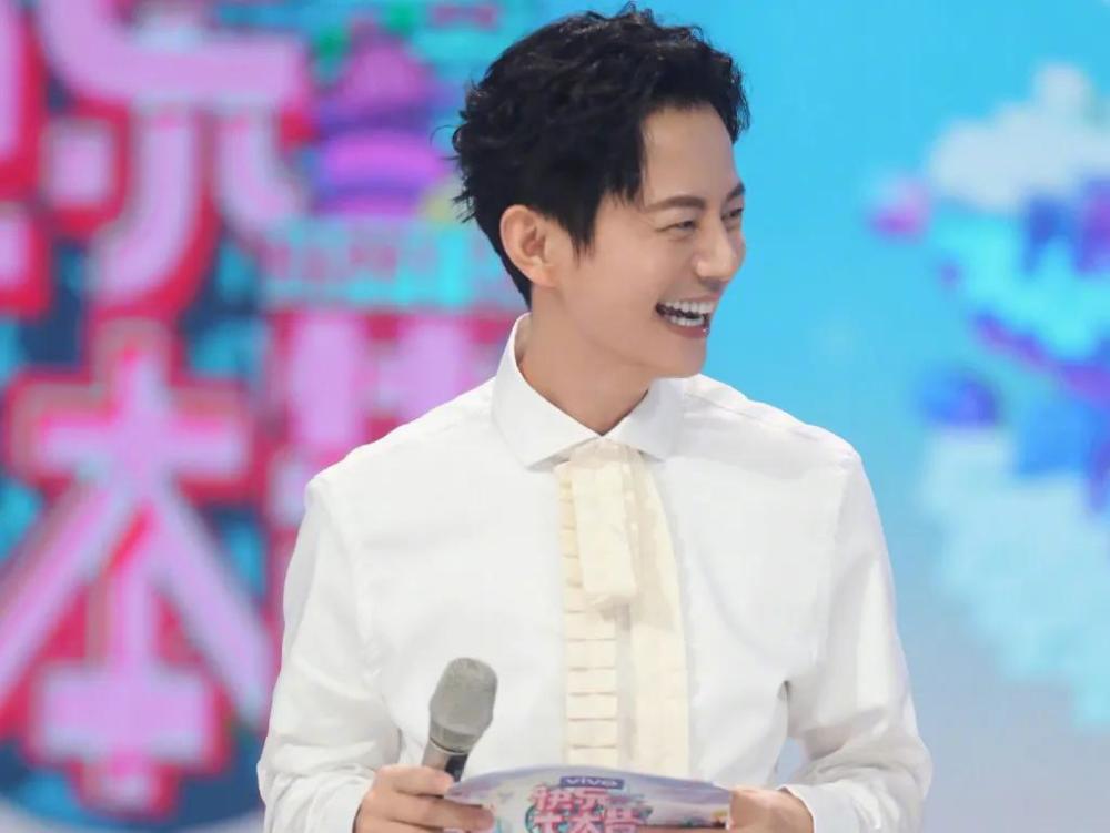 何炅|何炅私密行程曝光，揭露了一个残酷真相！网友：活该他红25年