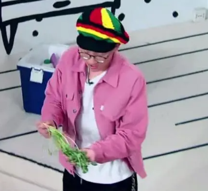 何炅|何炅私密行程曝光，揭露了一个残酷真相！网友：活该他红25年