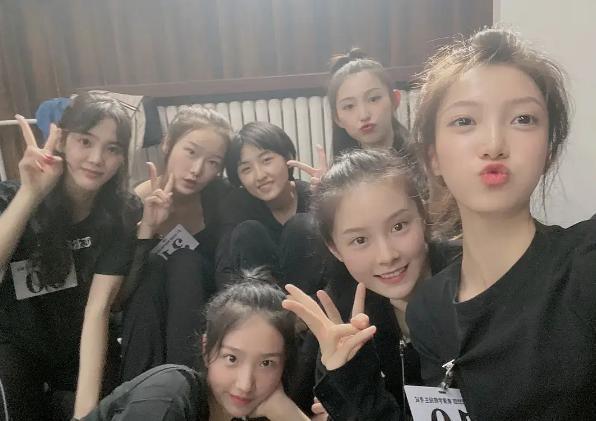 张子枫|北电实验班开通官博晒合照，孙俪妹妹穿姐姐品牌T恤，张子枫乖巧