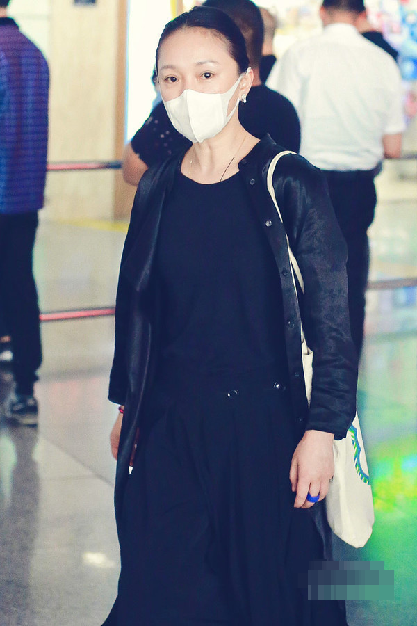 45岁周迅接不到戏拍网剧被嘲?黑皮衣黑长裙,犀利盯镜头狂如女王