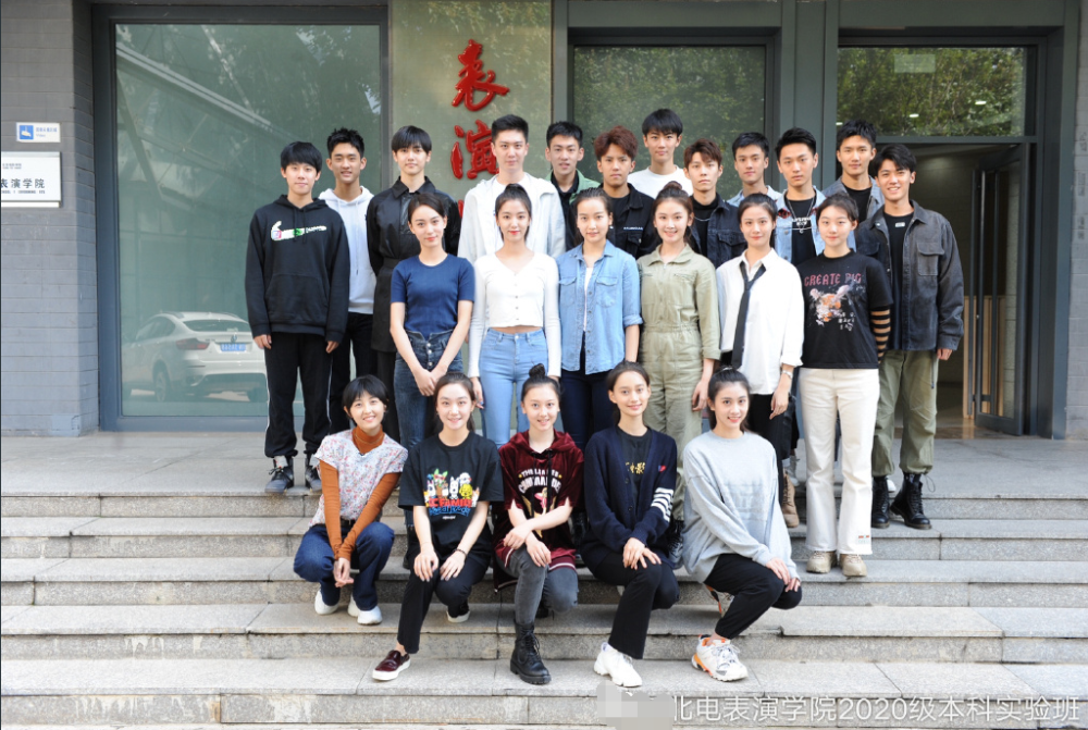 张子枫|北电实验班开通官博晒合照，孙俪妹妹穿姐姐品牌T恤，张子枫乖巧