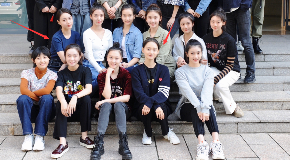 张子枫|北电实验班开通官博晒合照，孙俪妹妹穿姐姐品牌T恤，张子枫乖巧