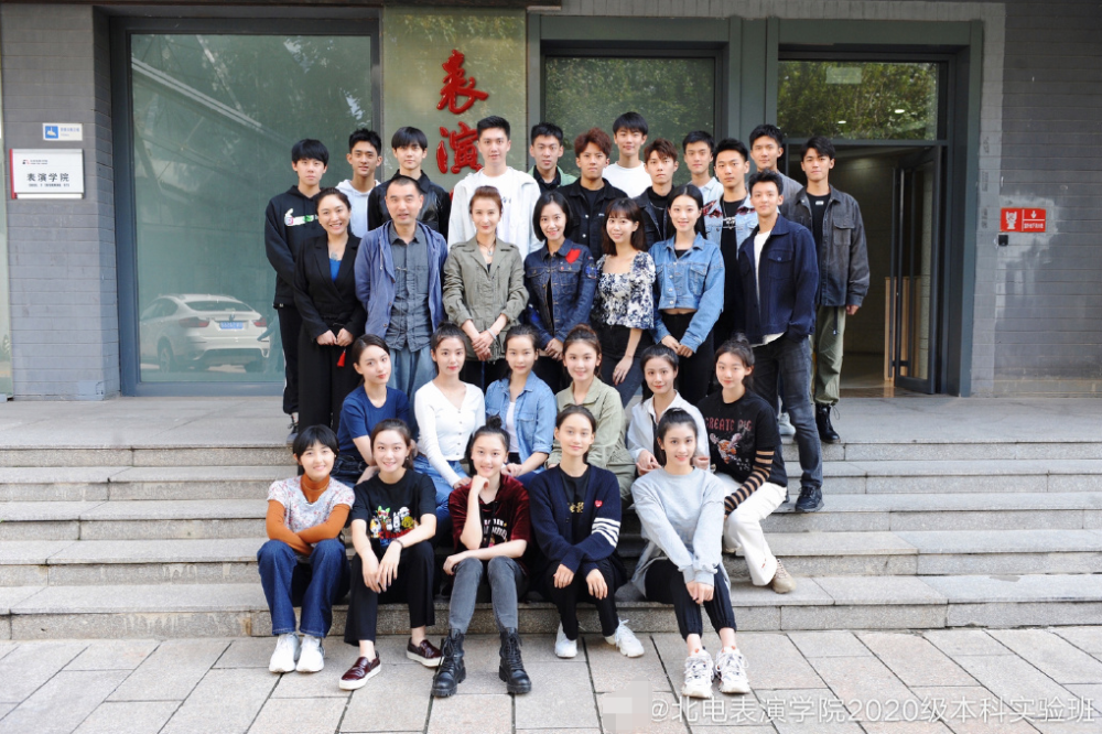 张子枫|北电实验班开通官博晒合照，孙俪妹妹穿姐姐品牌T恤，张子枫乖巧