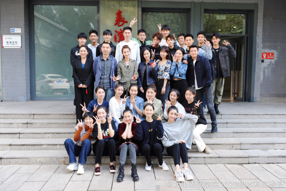 张子枫|北电实验班开通官博晒合照，孙俪妹妹穿姐姐品牌T恤，张子枫乖巧